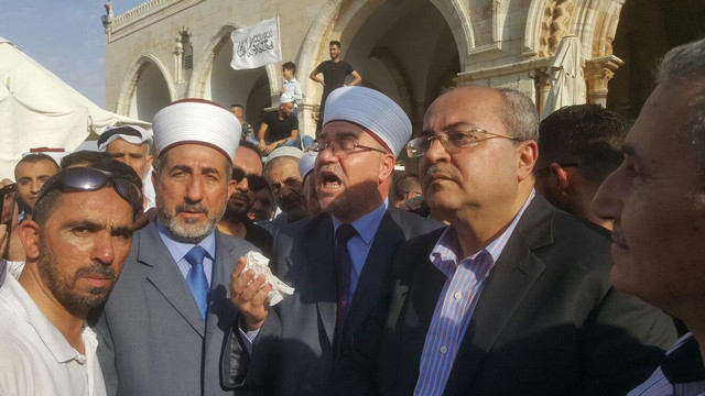 مواجهات بين الشرطة والمصلين داخل المسجد الأقصى